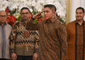 Mayor Teddy Indra Wijaya memberikan hormat kepada Presiden Prabowo Subianto saat pengumuman jajaran menteri Kabinet Merah Putih di Istana Merdeka, Jakarta, Minggu (20/10/2024). Int