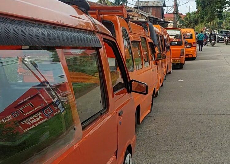 Puluhan sopir angkot orange rute Pasar Raya-Lubuk Buaya gelar demo,