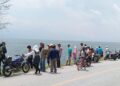 Warga setempat ramai menyaksikan truk terjun bebas ke Danau Singkarak.