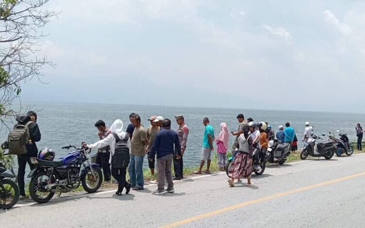 Warga setempat ramai menyaksikan truk terjun bebas ke Danau Singkarak.