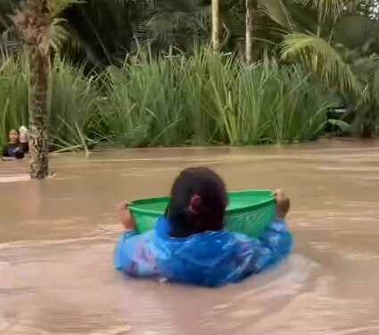 Banjir di Ulakan Tapakis, Padang Pariaman setinggi dada orang dewasa