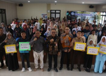 107 Siswa di Payakumbuh menerima bansos bidang pendidikan.