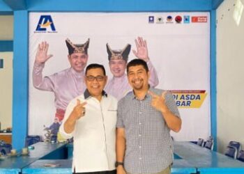 Epyardi Asda bersama Antonio Oksa Mursil di Posko Pemenangan Epyardi-Ekos di Sijunjung, Kamis (10/10/2024).