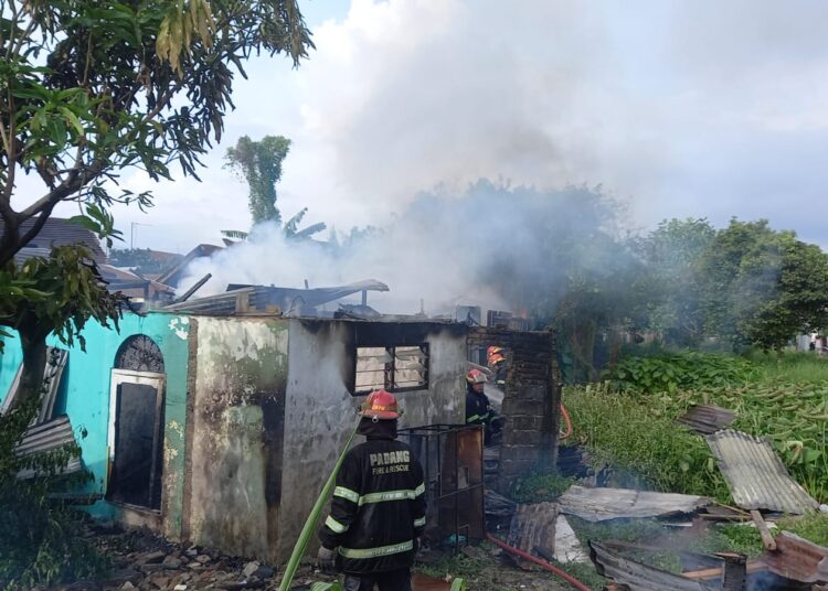 Sebuah rumah di Andalas habis terbakar pada Jumat (11/10).