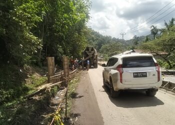 Macet di Jalan Lintas Sumatera, Sijunjung.