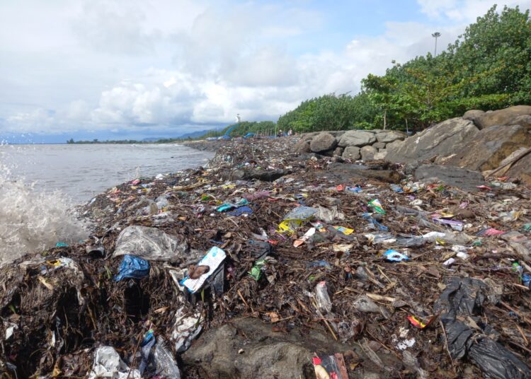 Penampakan tumpukan sampah di Pantai Padang