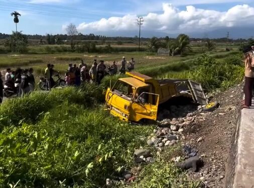 Kecelakaan truk ditabrak kereta api di Padang Pariaman pada Sabtu (18/10).