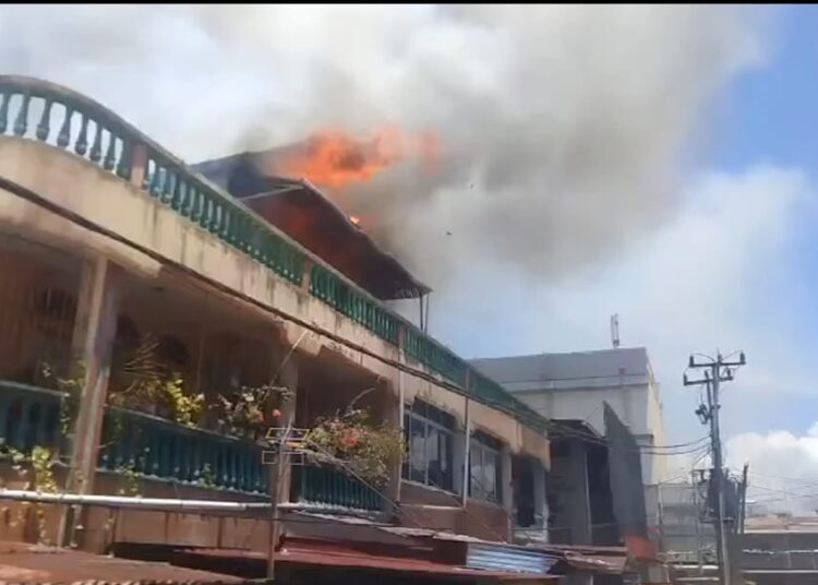 Kebakaran di Pasar Raya Padang, Senin (21/10).