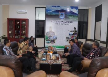 Tim KPK bersama Pemko Payakumbuh di Kantor Wali Kota Payakumbuh pada Kamis (24/10) (foto: ist)