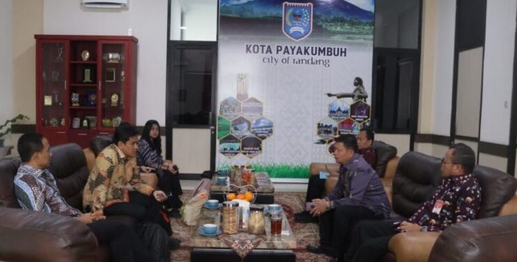 Tim KPK bersama Pemko Payakumbuh di Kantor Wali Kota Payakumbuh pada Kamis (24/10) (foto: ist)