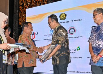 PT Semen Padang menerima penghargaan PRASETYA AHIMSA dari Kementerian ESDM (foto: ist)