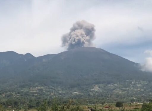 Gunung Marapi erupsi pada Sabtu (26/10) siang.