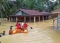 Ilustrasi: Personil BPPD Dharmasraya mengevakuasi warga terdampak bencana dengan menggunakan perahu karet. Foto: BPBD Dharmasraya