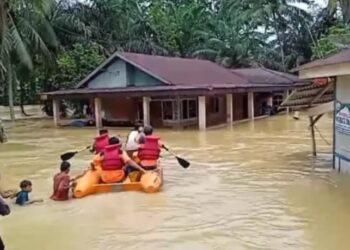 Ilustrasi: Personil BPPD Dharmasraya mengevakuasi warga terdampak bencana dengan menggunakan perahu karet. Foto: BPBD Dharmasraya