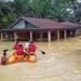 Ilustrasi: Personil BPPD Dharmasraya mengevakuasi warga terdampak bencana dengan menggunakan perahu karet. Foto: BPBD Dharmasraya