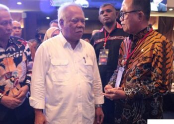 Pj Wali Kota Bukittinggi, Hani Rustam berbincang dengan Menteri PUPR Basuki Hadimuljono.