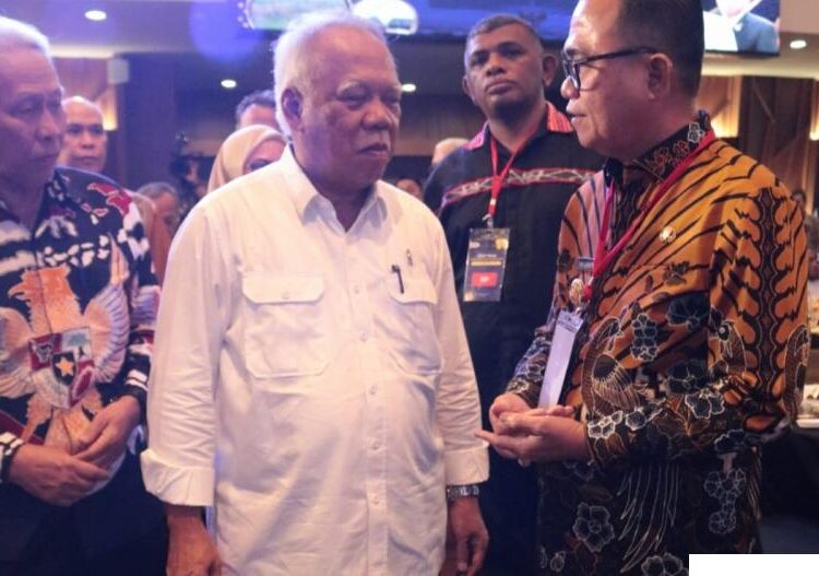 Pj Wali Kota Bukittinggi, Hani Rustam berbincang dengan Menteri PUPR Basuki Hadimuljono.