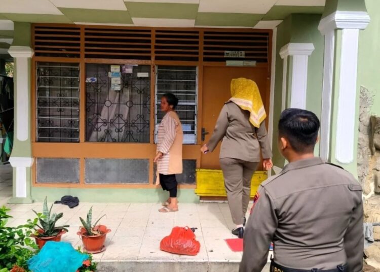 Seorang lansia terlantar diamankan petugas (foto: Instagram/Satpol PP Kota Padang)