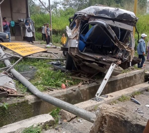 Salah satu kendaraan terdampak paling parah akibat kecelakaan di Jalan Raya Padang Panjang-Bukittinggi, Selasa (8/10).