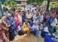 Calon Wakil Gubernur Sumbar, Ekos Albar, berfoto bersama ibu-ibu di Kelurahan Kurao Pagang, Kecamatan Nanggalo, Padang, Sabtu (12/10/2024), setelah silaturahmi.