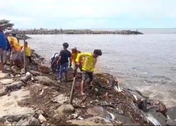 Tumpukan sampah di Pantai Padang. Senin (14/10).