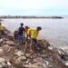 Tumpukan sampah di Pantai Padang. Senin (14/10).