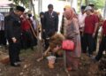 Pj Wali Kota Suprayitno meletakkan batu pertama tanda akan dibangun Tugu Sekolah Pendidikan Guru (SPG) Negeri Payakumbuh di Balai Kota Payakumbuh, Senin (14/10)