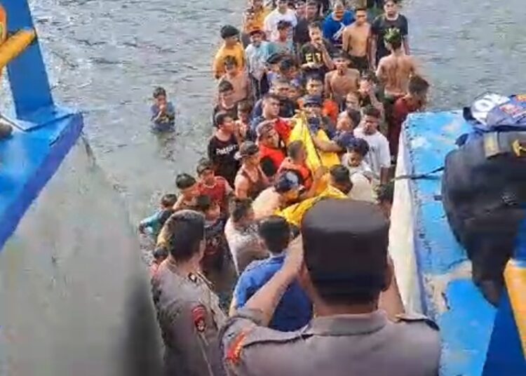 Evakuasi korban tenggelam di bendungan di Padang, Minggu (6/10).