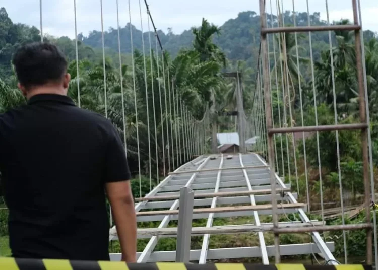 Bupati Dharmasraya, Sutan Riska Tuanku Kerajaan saat meninjau rehab jembatan gantung Batang Sibilik. (Dok. Kominfo)