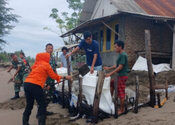 BPBD Kota Padang bersama tim gabungan membuat tanggul untuk antisipasi abrasi susulan di Pantai Pasia Jambak.