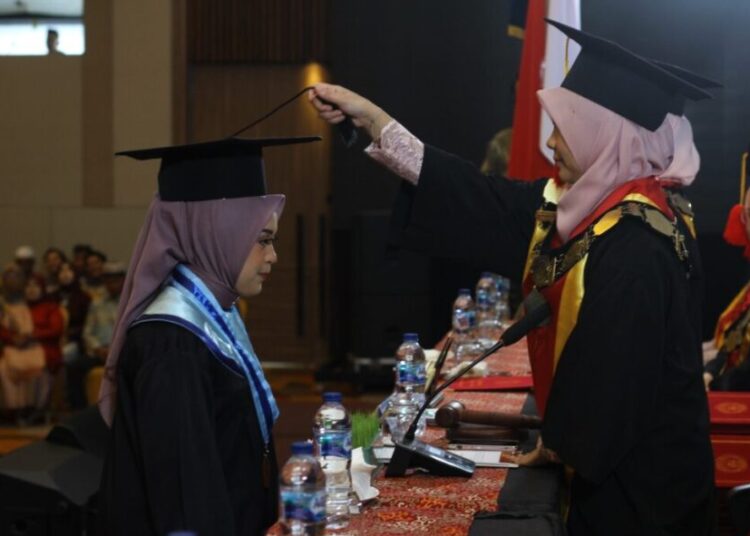 Sekolah Tinggi Ilmu Kesehatan Alifah Padang menggelar wisuda mahasiswa, Rabu (30/10/2024).