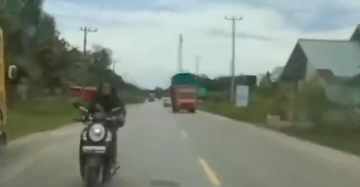 Viral detik-detik pemotor tabrak mobil di Jalan Lintas eluk Kuantan-Pekanbaru, Kabupaten Kuansing, Riau.