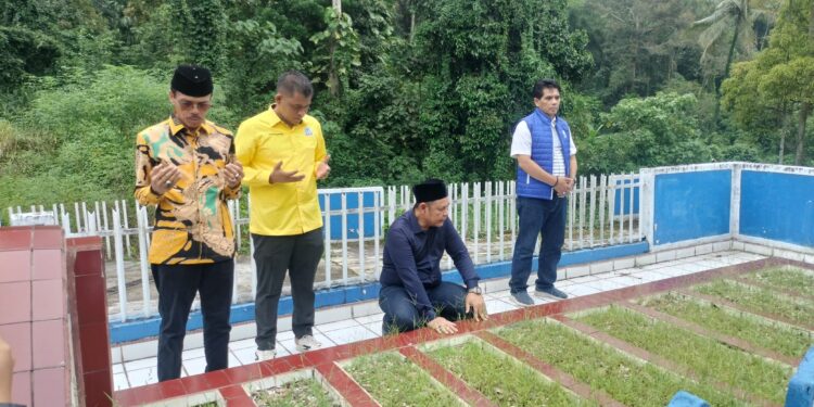 Epyardi Asda bersama tokoh masyarakat Limapuluh Kota, yaitu Fajar Rillah Vesky dan Safaruddin, berziarah ke makam pahlawan Peristiwa Situjuah di Lurah Kincia, Nagari Situjuah Batua, Kamis (3/10/2024)