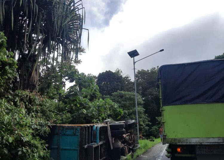 Truk terbalik di Sitinjau Lauik, Sabtu (12/10).