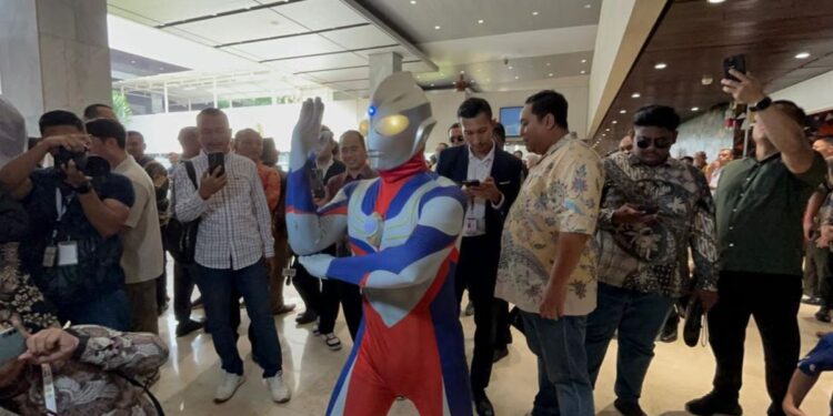 Anggota DPR RI terpilih, Jamaludin Malik mengenakan kostum Ultraman jelang dilantik (foto: Detikcom)