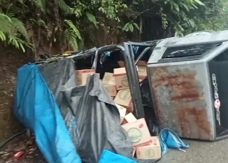 Mobil terjatuh di Sitinjau Lauik Padang, Rabu (30/10).