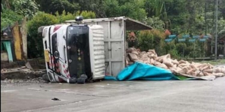 Truk terbalik di Sitinjau Lauik Padang, Selasa (1/10) sore