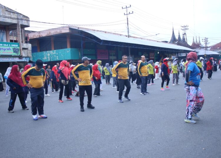 Senam bersama kegiatan Gerakan Masyarakat Hidup Sehat (Germas) dalam rangkaian Peringatan Hari Kesehatan Nasional (HKN) ke-60 di depan Pos Kota Payakumbuh, Sabtu (02/11/2024).