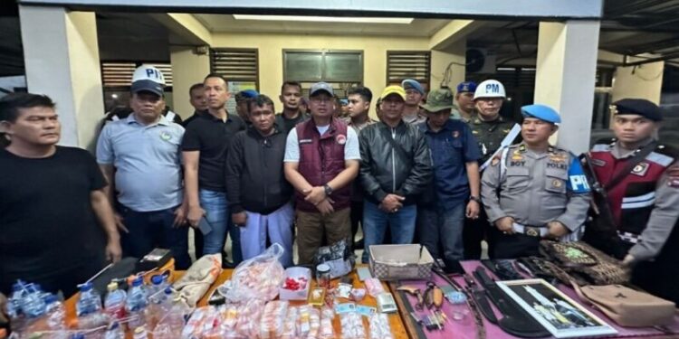 Polisi memperlihatkan barang bukti hasil penggerebekan di kawasan Pasar Gaung Kota Padang, Sabtu (9/11). Ist