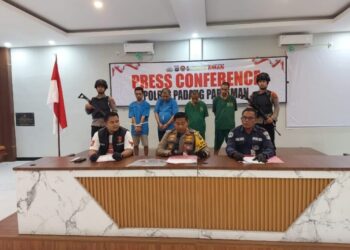 Para pelaku dihadirkan saat konferensi pers di Mapolres Padang Pariaman, Kamis (14/11).