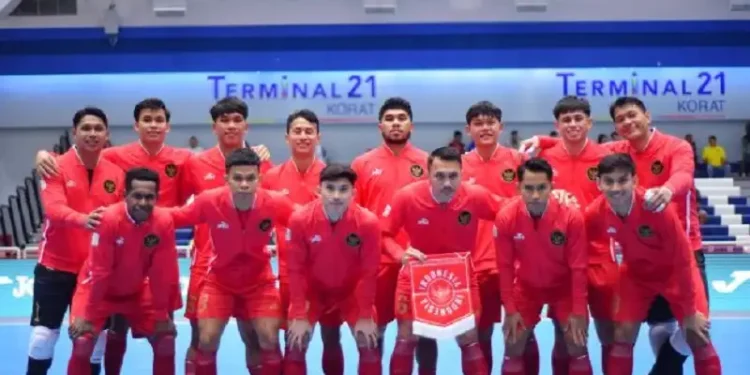 Penggawa Timnas Futsal Indonesia berpose saat melawan Timnas Futsal Kamboja pada laga pembuka Piala AFF 2024 Grup B di Terminal Hall, Nakhon Ratchasima, Senin (4/11/2024). (ANTARA/HO-Federasi Futsal Indonesia)