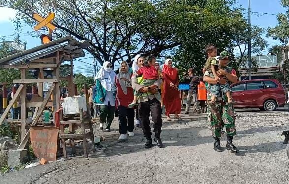 Simulasi darurat bencana gempa dan tsunami di Kelurahan Padang Sarai Kota Padang, Kamis (14/11).