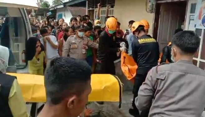 Polisi melakukan evakuasi mayat korban.