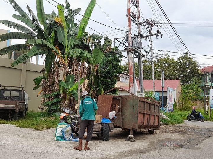 Salah satu bak sampah di Kota Padang.