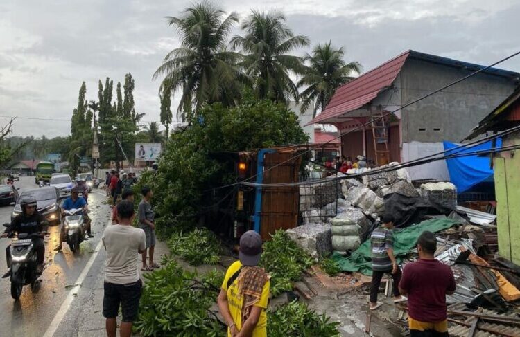 Satu truk mengalami kecelakaan di Jalan Raya Padang-Bukittinggi tepatnya di Pendakian Puncak Kiambang Kabupaten Padang Pariaman pada Minggu sore (17/11/2024).