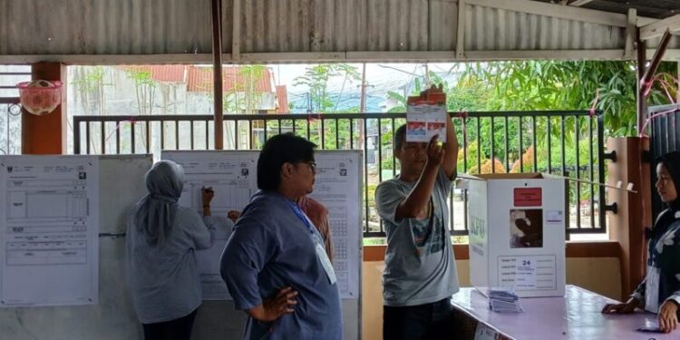 Penghitungan suara di TPS 24 Kelurahan Kubu Dalam Parak Karakah Kota Padang