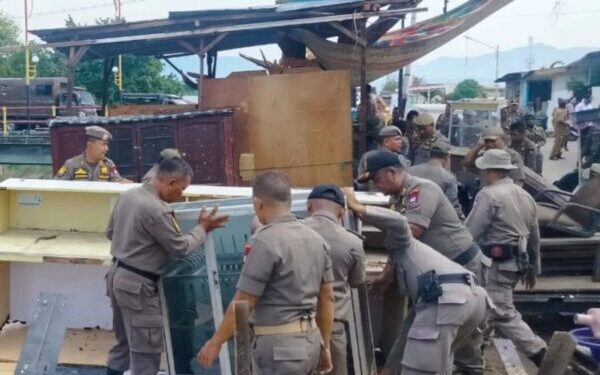 Bangunan liar di kawasan Sungai Batang Arau ditertibkan (foto: Instagram Satpol PP Kota Padang)