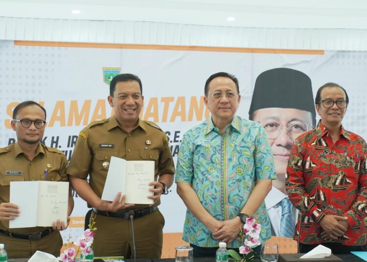 Pj Wali Kota Padang Panjang bersama anggota DPD Irman Gusman (foto: Diskominfo Padang Pnajang)