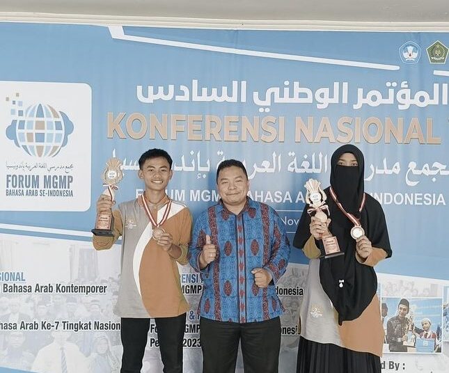 Dua siswa MAN 2 Padang Panjang meraih medali di Olimpiade Bahasa Arab (foto: Diskominfo Padang Panjang)