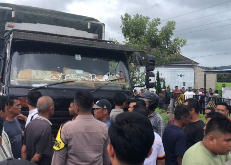 Masyarakat di Pesisir Selatan mencegat truk berisi paket sembako.